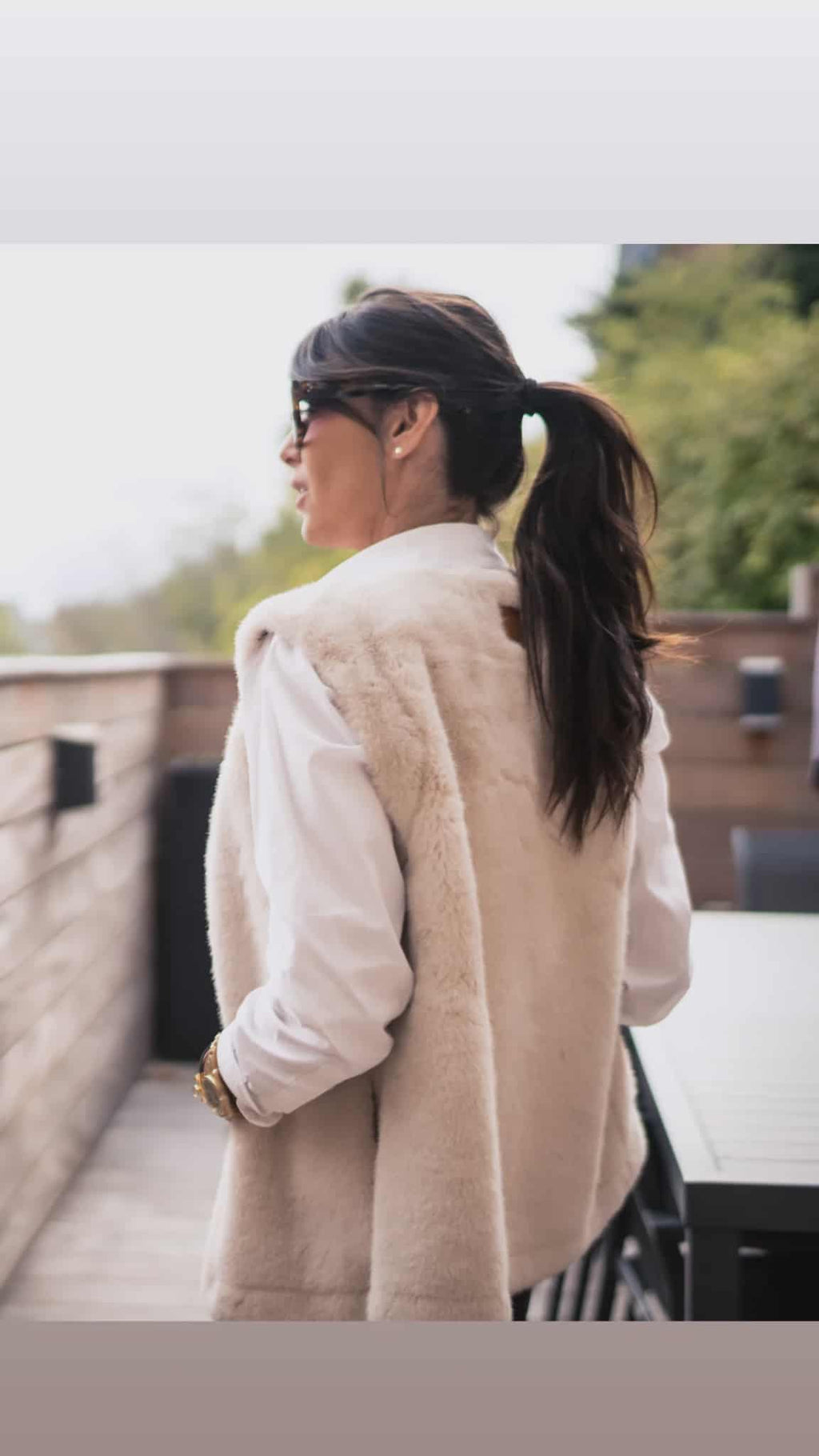 Veste sans manche fausse fourrure.