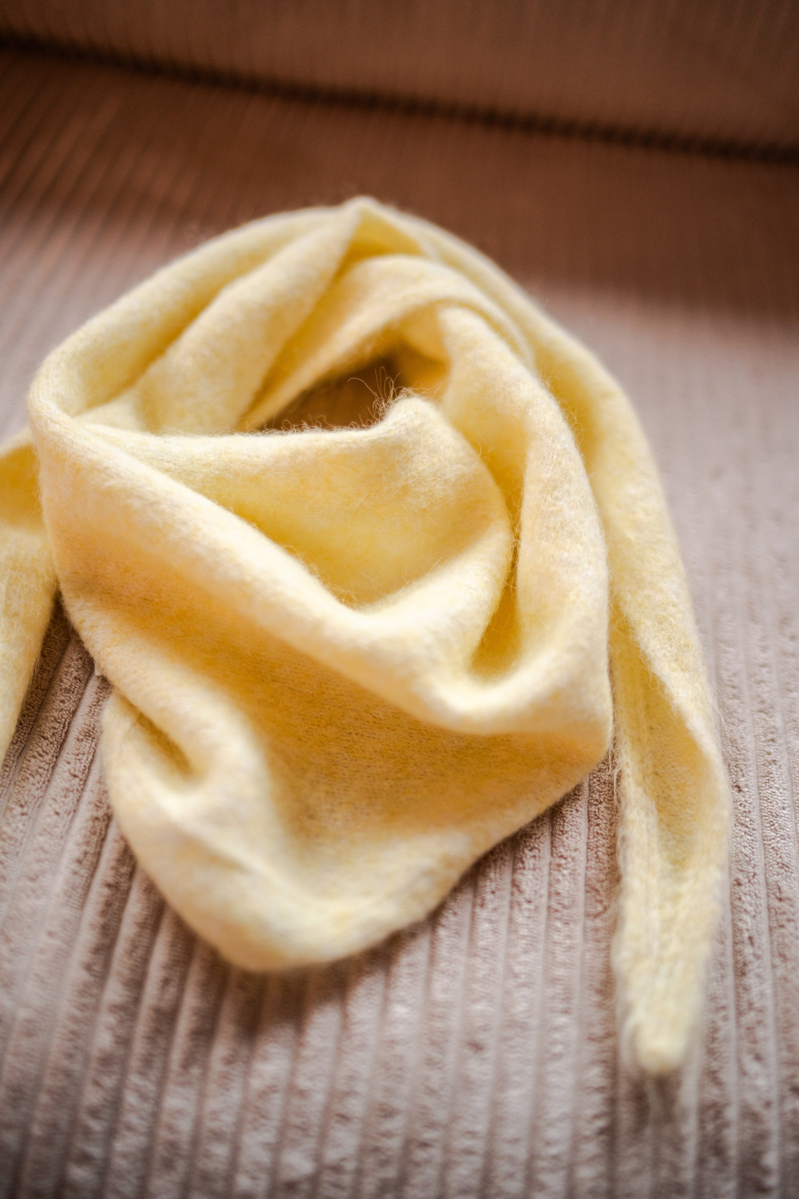 Foulard en laine jaune
