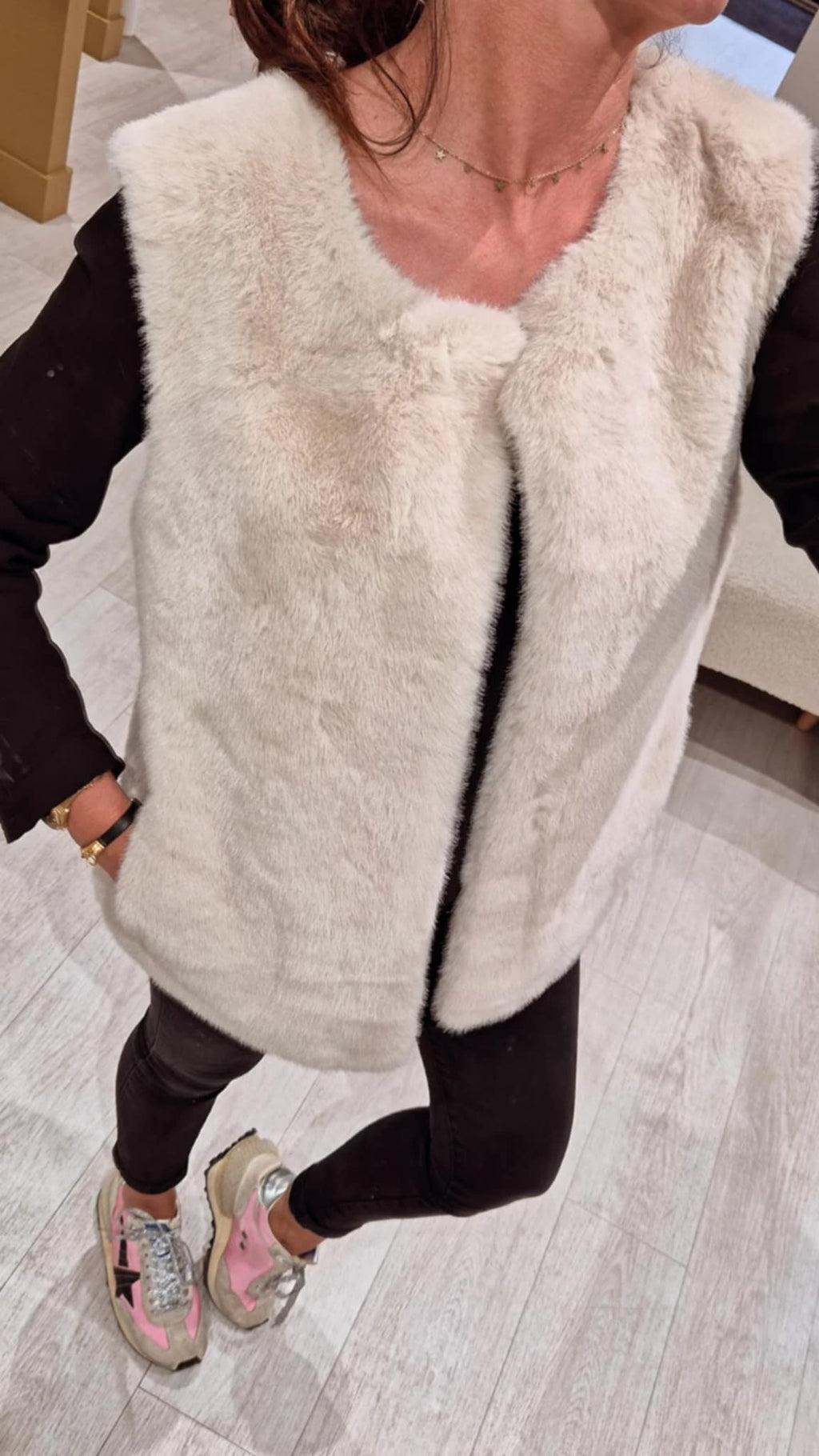 Veste sans manche fausse fourrure.